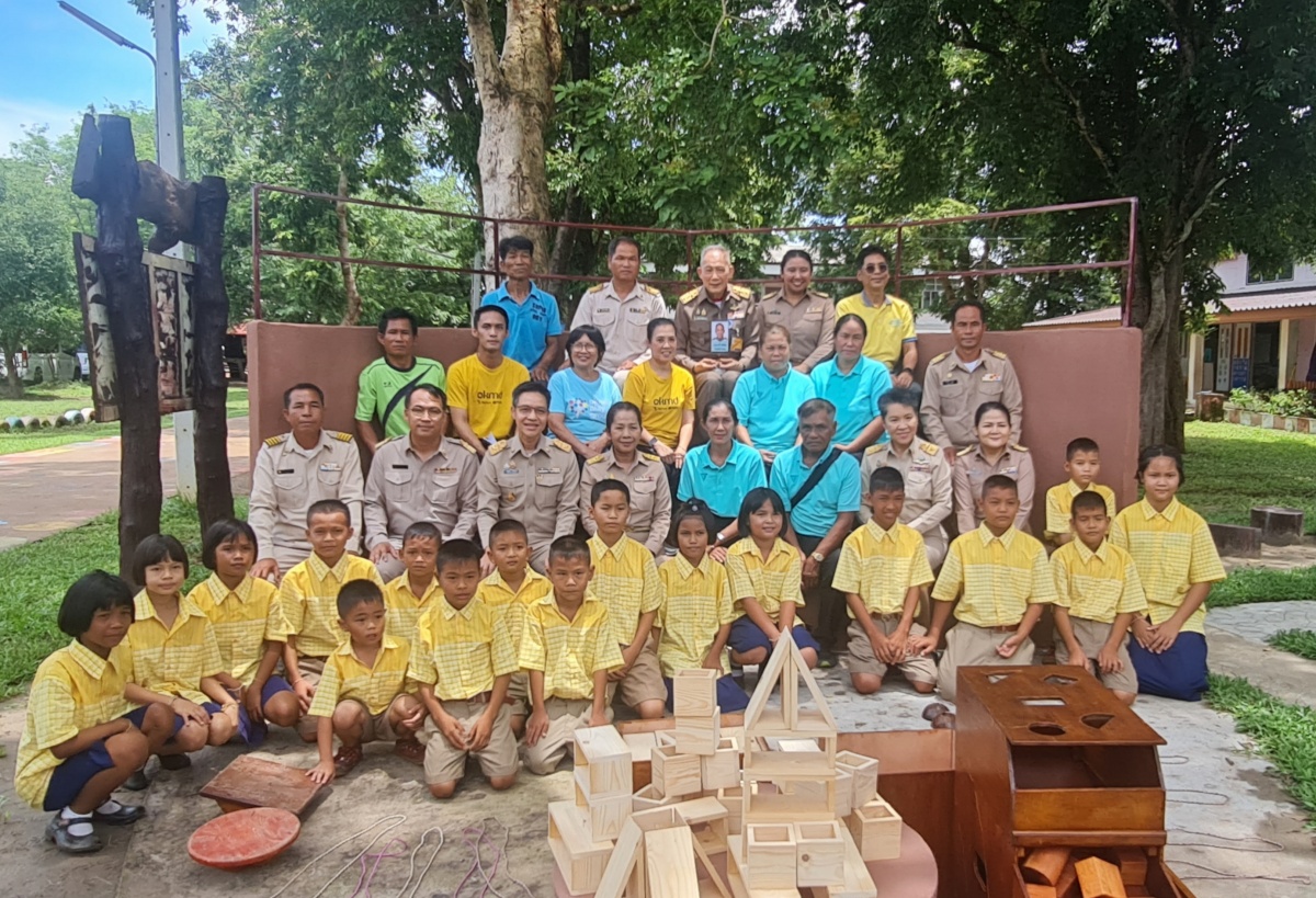 นายอำพน กิตติอำพน องคมนตรี ลงพื้นที่ติดตามตรวจเยี่ยมโรงเรียนในโครงการกองทุนการศึกษา ณ โรงเรียนบ้านหนองบ่อ อำเภอเพ็ญ จังหวัดอุดรธานี นายอำพน กิตติอำพน องคมนตรี ลงพื้นที่ติดตามตรวจเยี่ยมโรงเรียนในโครงการกองทุนการศึกษา ณ โรงเรียนบ้านหนองบ่อ อำเภอเพ็ญ จังหวัดอุดรธานี